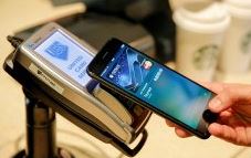 En mobil som føres over en elektronisk betalingsløsning